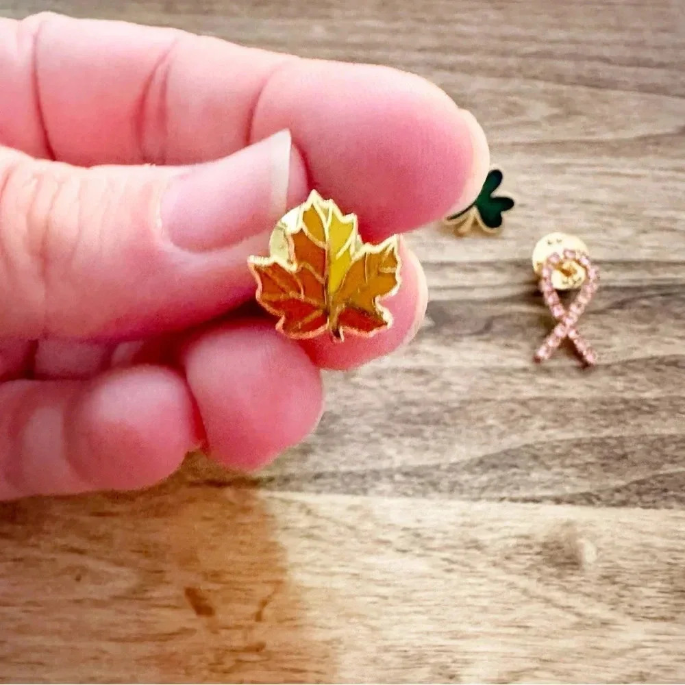 Lot of five pins including a clown, clover, leaf pins - Picture 2 of 7